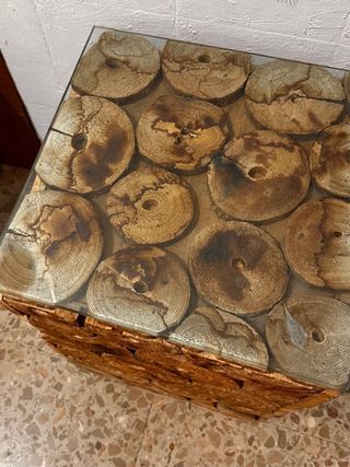 Mesita auxiliar rústica de madera y cristal