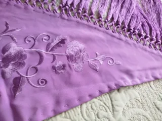 Mantoncillo Flamenco Bordado lila