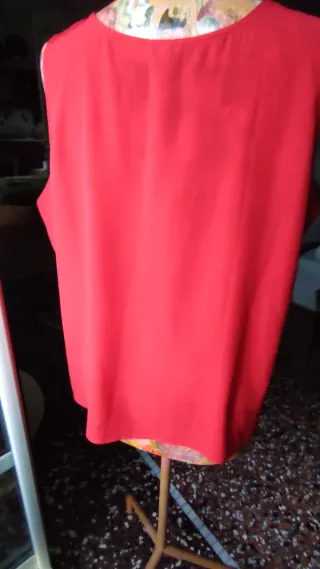 Canotta rossa con scollo intrecciato