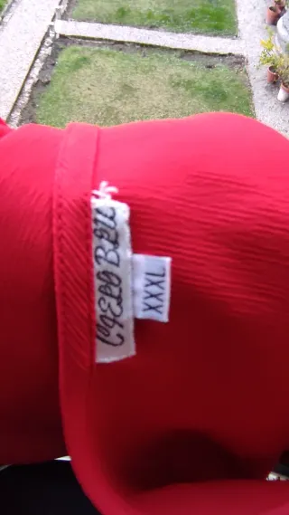 Canotta rossa con scollo intrecciato