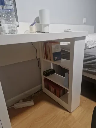 Mesa de estudio blanca