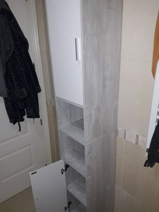 Armario alto blanco y gris