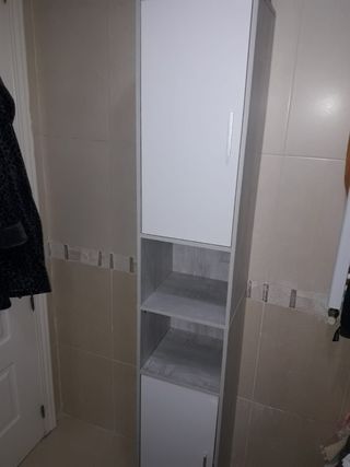 Armario alto blanco y gris