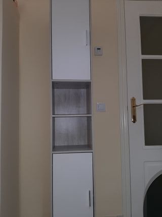 Armario alto blanco y gris