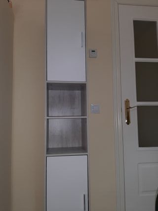 Armario alto blanco y gris