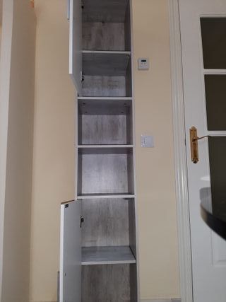 Armario alto blanco y gris