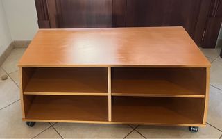 Mesa TV con ruedas y estantes