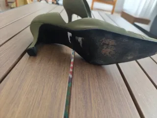 Zapatos de salón El Corte Inglés verde oliva