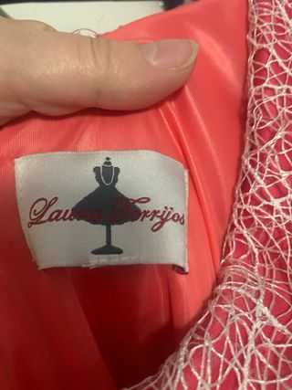 Vestido con segunda capa de tela en tela de araña