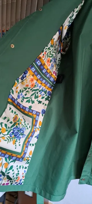 Gabardina con capucha verde