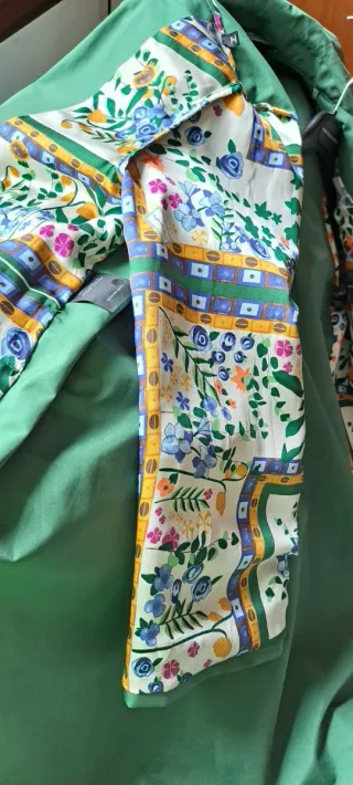 Gabardina con capucha verde