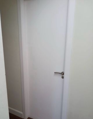 Lote 12 puertas blancas con herrajes y manetas