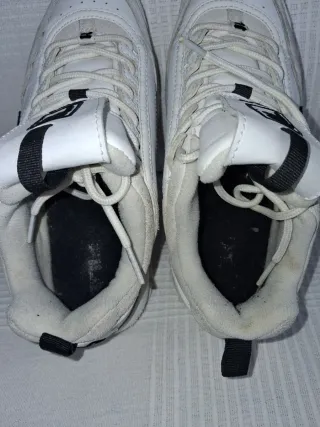 Zapatillas Fila Mujer Beige y Blancas