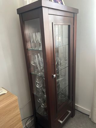 Vitrina de madera y cristal