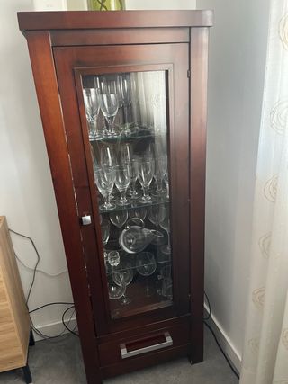 Vitrina de madera y cristal