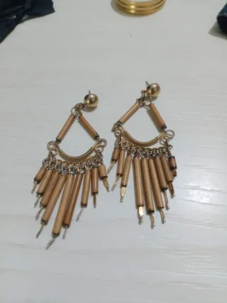 Orecchini pendenti beige e oro