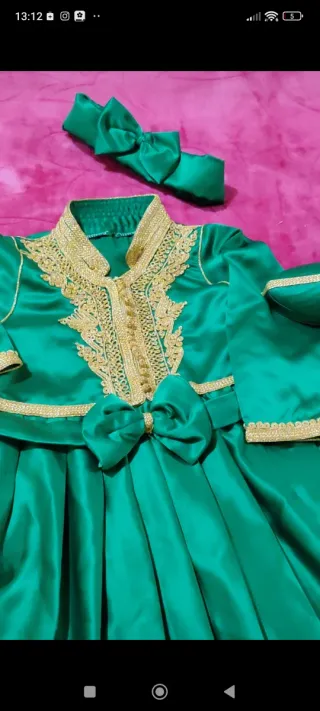 Conjunto caftán y babuchas niña verde