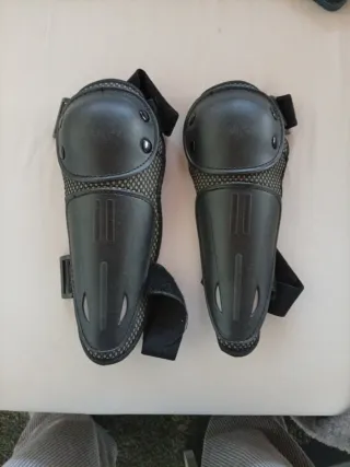 Espinilleras protectoras negras.