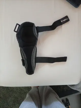 Espinilleras protectoras negras.