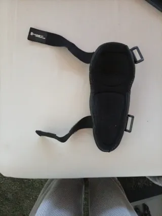 Espinilleras protectoras negras.