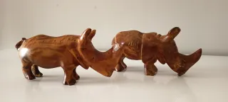 Figuras animales talladas a mano