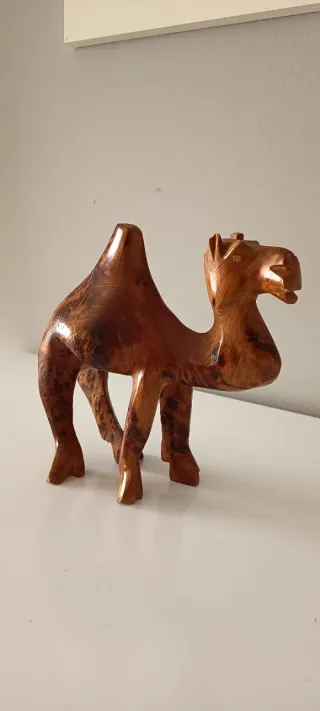 Figuras animales talladas a mano