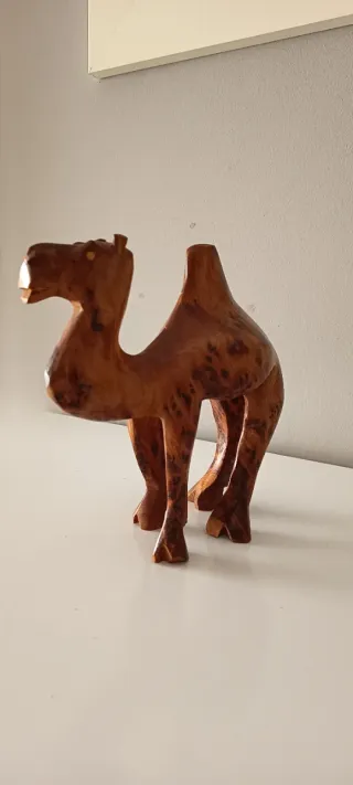 Figuras animales talladas a mano