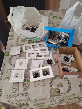 Interruptores y enchufes elegantes blancos