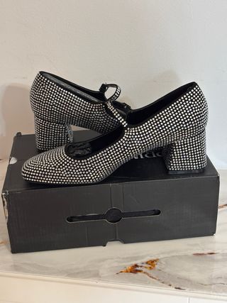 Zapatos de fiesta plateados y negros