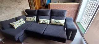 Sofá modular gris con cojines