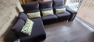 Sofá modular gris con cojines