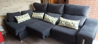 Sofá modular gris con cojines
