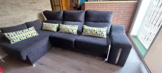 Sofá modular gris con cojines