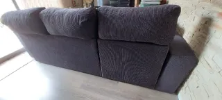 Sofá modular gris con cojines