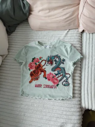 Camiseta verde con estampado de dragón y tigre