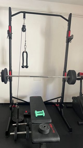 Gimnasio completo con banco, pesas, polea y bici
