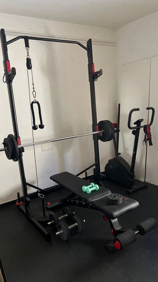 Gimnasio completo con banco, pesas, polea y bici