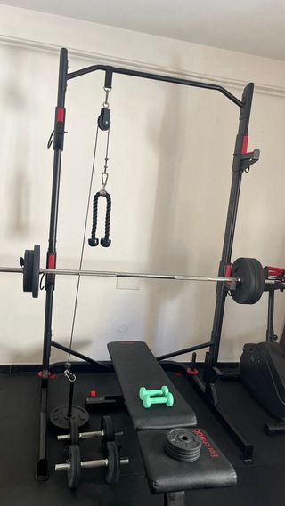 Gimnasio completo con banco, pesas, polea y bici