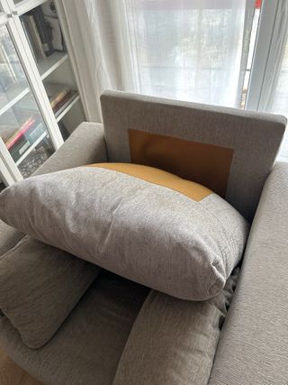 Poltrona beige confortevole con 2 cuscini, lettura, TV...