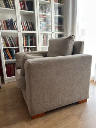 Poltrona beige confortevole con 2 cuscini, lettura, TV...