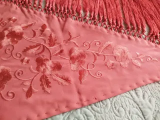 Mantoncillo Flamenco Bordado Flecos color coral