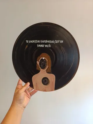 Vinilo pintado a mano Tu amor es mi enfermedad