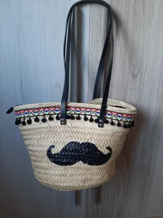 Bolso de playa de paja con diseño de bigote