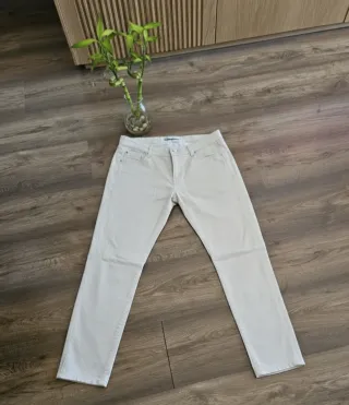 Pantalón chino beigeStradivarius PremiumCollectium
