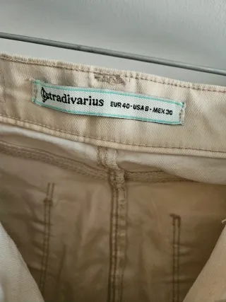 Pantalón chino beigeStradivarius PremiumCollectium