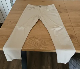 Pantalón chino beigeStradivarius PremiumCollectium