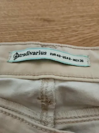 Pantalón chino beigeStradivarius PremiumCollectium