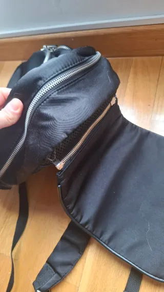 Bolso Mochila Parfois negra con flores