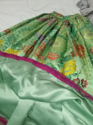 Vestido de Fallera con bordado dorado