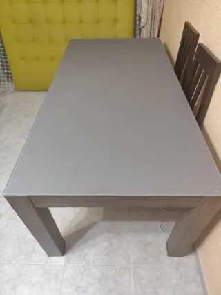 Mesa de comedor gris y 2 sillas